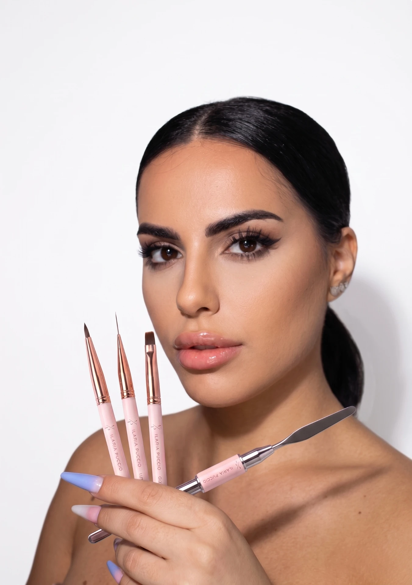Ilaria Puccio, founder di IP Luxury Gel, con i pennelli della linea