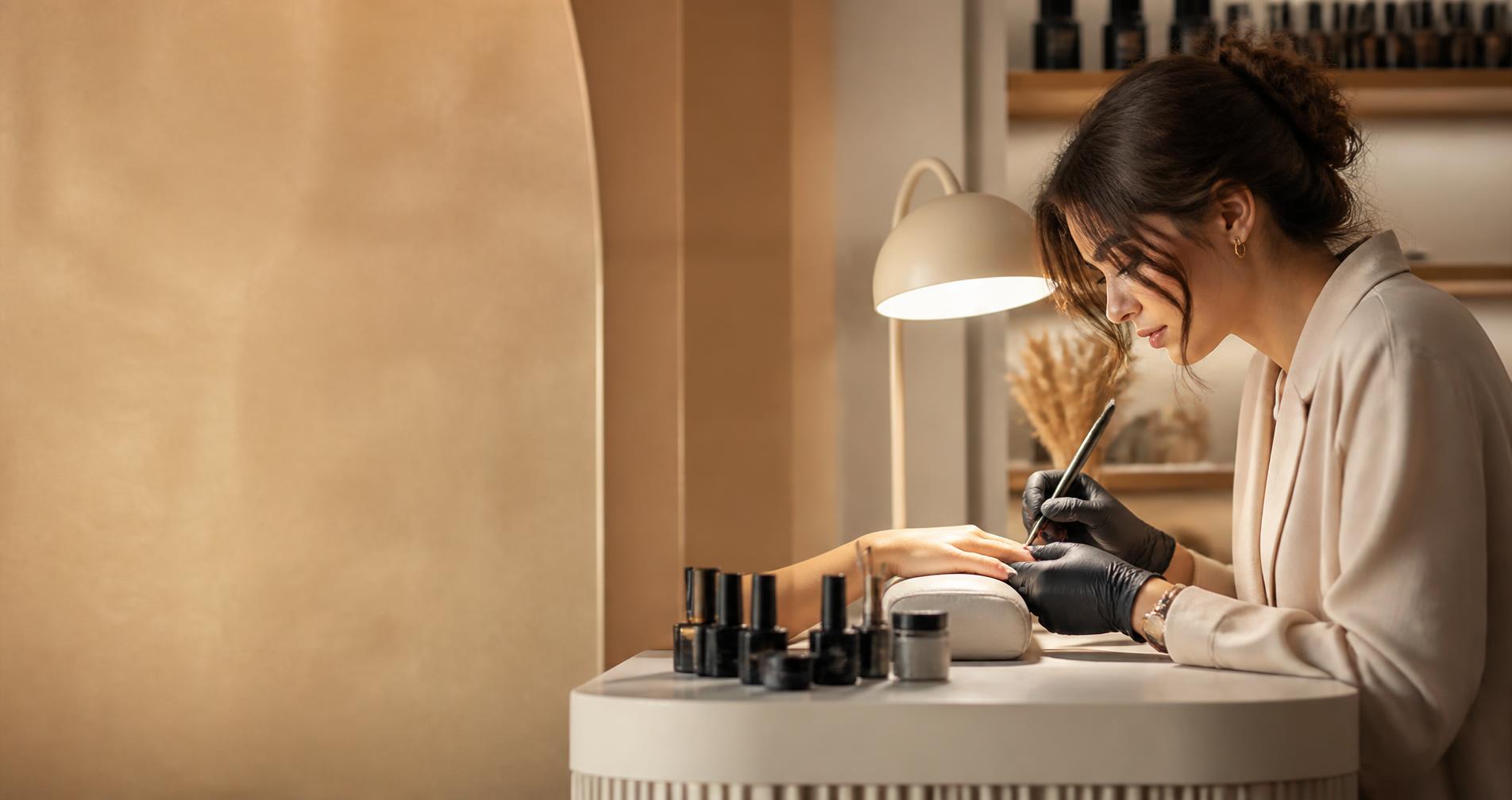 Nail artist al lavoro nel suo studio